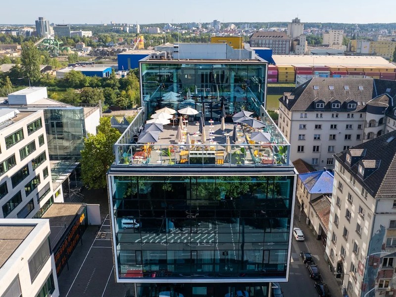 Blick auf die Dachterasse des Upper East Sied. Mit Sonnenschirmen